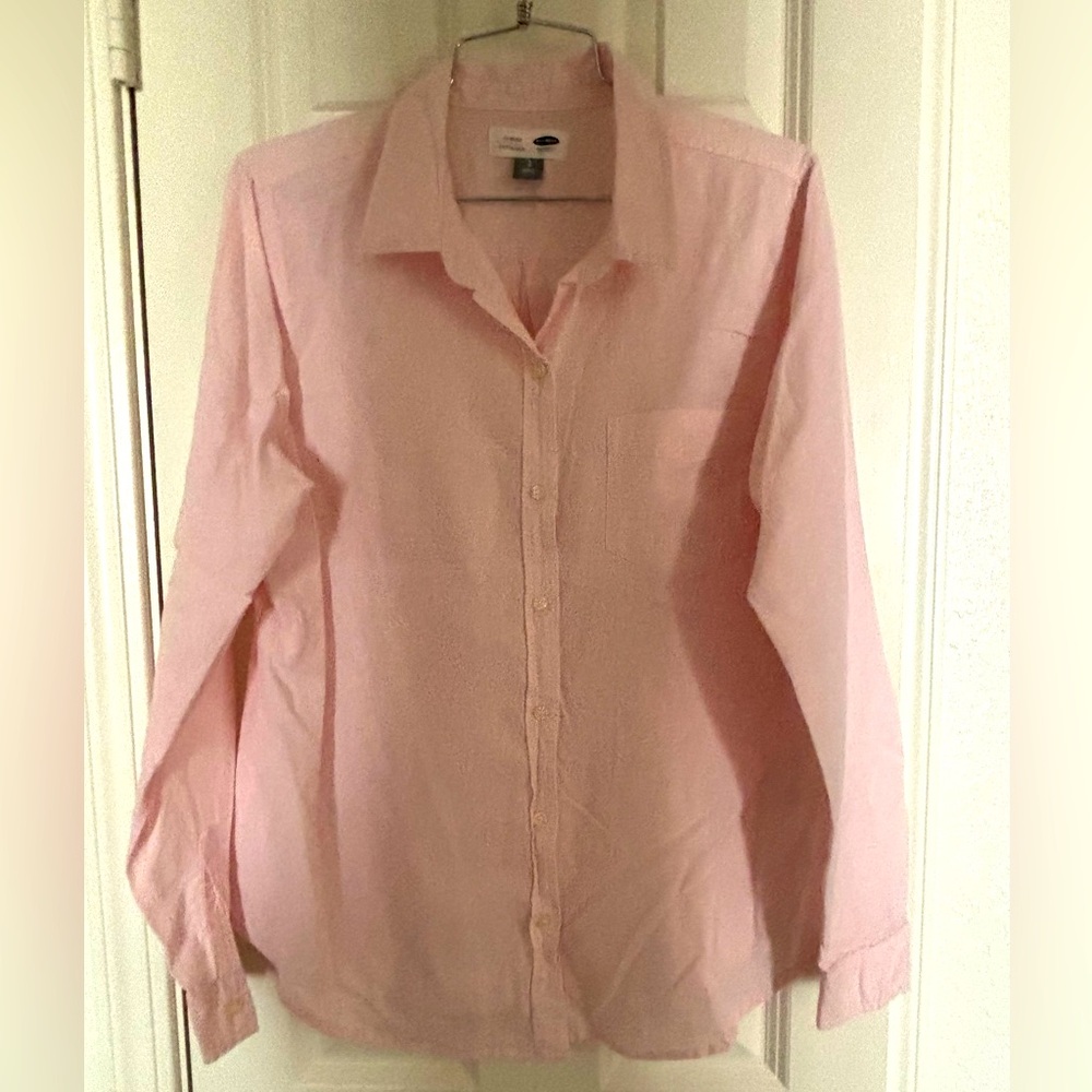 Old Navy Classic fit women button-down shirt 
Size Large
Color light pink